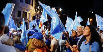 Simpatizantes del PP en la calle Génova, Madrid.