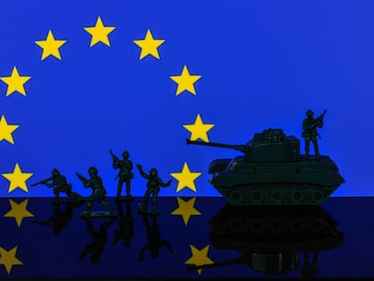 Ilustración con medios militares sobre una bandera de la Unión Europea.