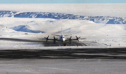 La Base Aérea de Thule, de donde parten los aviones de la NASA, es la base más septentrional de los militares estadounidenses, ubicada a unas 750 millas sobre el Círculo Polar Ártico. En la imagen, un avión de investigación aterriza en la Base Aérea de Thule después de su misión de investigación.