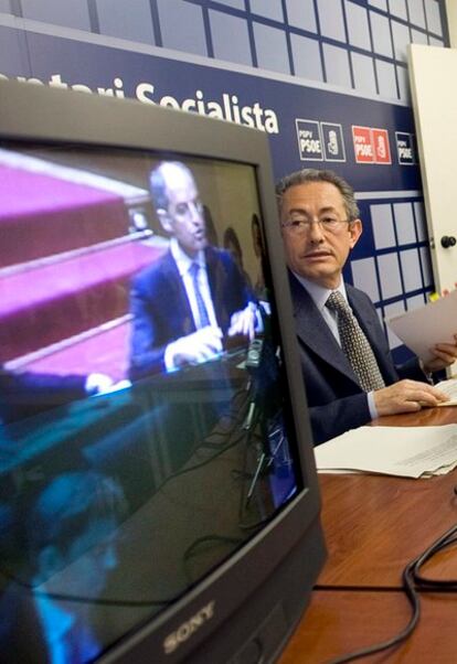 El portavoz socialista en las Cortes valencianas, Ángel Luna, durante una comparecencia en mayo de 2010.