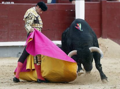 Ponce veroniquea al primer toro de su lote.