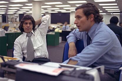 Los periodistas de <b><i>The Washington Post</b></i> Carl Bernstein (izquierda) y Bob Woodward en 1973 cuando obtuvieron el Pulitzer.