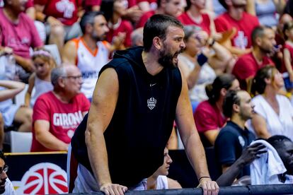 Marc Gasol, lesionado, anima a sus compañeros desde el banquillo en la semifinal de las eliminatorias de ascenso a la ACB entre el Bàsquet Girona y el Força Lleida, este sábado en Fontajau (Girona).