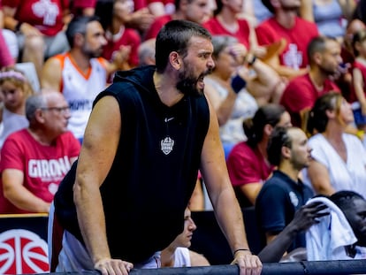 Marc Gasol, lesionado, anima a sus compañeros desde el banquillo en la semifinal de las eliminatorias de ascenso a la ACB entre el Bàsquet Girona y el Força Lleida, este sábado en Fontajau (Girona).