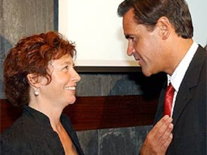 Icíar Bollaín junto a Fernando López Aguilar, tras recibir el premio.