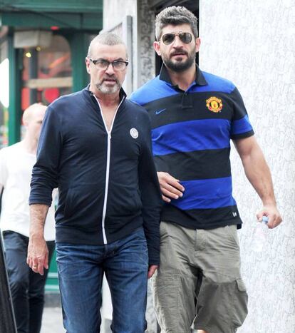 <strong>Quiénes.</strong> Como una de las mayores estrellas del pop de los años ochenta y parte de los noventa, George Michael no necesita presentación. Menos popular es Fadi Fawaz, un ‘peluquero de famosos’ que conoció a George en un momento flojo, en 2009, poco después de cortar una relación de trece años con el vendedor de obras de arte Kenny Goss. Y pasó lo que tenía que pasar</p><strong>Los hechos.</strong> Las primeras fotos de George y Fadi como pareja feliz se remontan al año 2012. Pero la relación era más conflictiva de lo que parecía, debido a las adicciones químicas y eróticas del cantante. Según reveló un amigo de la pareja, “George no sabía decir que no a nada, ya fuera sexo, drogas…”. Las peleas con Fadi se intensificaron en los 18 meses anteriores a la muerte del cantante, cuando este volvió a verse con su ex. George rompió con Fadi en repetidas ocasiones, pero siempre volvían a juntarse. Hasta que el día de Navidad de 2016, Fadi fue a visitar a George y lo encontró sin vida sobre la cama. </p> En la imagen, George Michael y Fadi Fawaz paseando por las calles de Londres en junio de 2012.