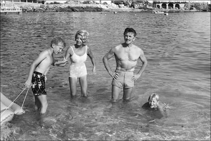 Kirk Douglas junto com sua esposa Anne e seus dois filhos, Erick (9 anos) e Peter (12 anos), em Mônaco, durante um cruzeiro em 11 de agosto de 1967.