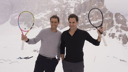 Los amigos Federer y Nadal enseñan sus raquetas en una foto de bastidores de la campaña