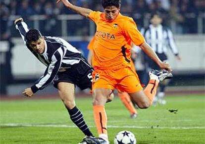 Canobbio dispara ante la oposición del defensa Ronaldo.
