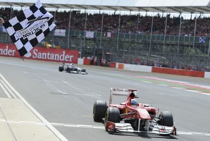 El piloto español en el momento de entrar en la meta convirtiéndose en el ganador del Gran Premio, por delante de Sebastien Vettel