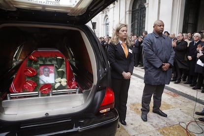  El ataúd del ídolo del fútbol portugués Eusébio, a su llegada al ayuntamiento en Lisboa, Portugal, Eusébio da Silva Ferreira, de origen mozambiqueño, murió ayer por una parada cardiorrespiratoria a los 71 años.