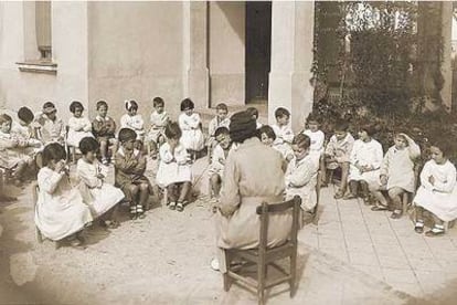 Una maestra con sus alumnas en la época de la II República. A la derecha, carteles de la FETE alusivos a la tarea del profesorado y a la educación infantil.