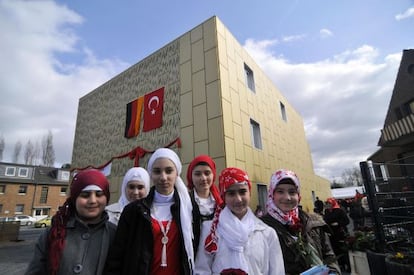 J&oacute;venes turcas ante la mezquita de Kocatepe en Moers, Alemania. Entre este grupo se da un mayor &iacute;ndice de fracaso escolar.