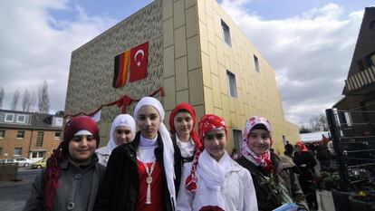 J&oacute;venes turcas ante la mezquita de Kocatepe en Moers, Alemania. Entre este grupo se da un mayor &iacute;ndice de fracaso escolar.