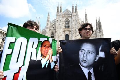 Unos jóvenes sostienen imágenes de Silvio Berlusconi durante su funeral, el pasado 14 de junio.
