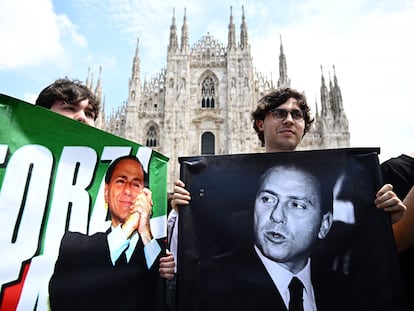 Unos jóvenes sostienen imágenes de Silvio Berlusconi durante su funeral, el pasado 14 de junio.