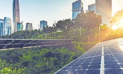 Paneles solares en un entorno urbano.