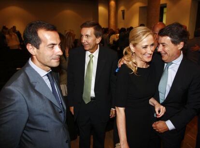 Ignacio González (a la derecha) saluda a Cristina Cifuentes en el acto de ayer.