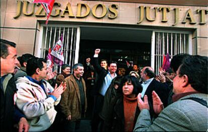 Luis Lozano, secretario general de la FSP-UGT, levanta el puño ante sus seguidores, ayer, al salir de los juzgados.