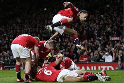Los jugadores del Manchester United festejan el segundo gol de Park.