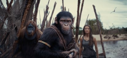 Peter Macon y Owen Teague como los simios Raka y Noa junto a Freya Allan en un fotograma de 'El reino del planeta de los simios'.