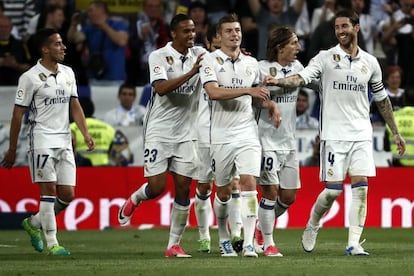 El centrocampista alemán del Real Madrid Toni Kroos (tercero por la derecha) celebra su gol.