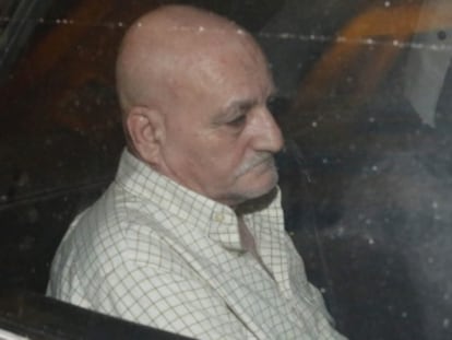 Daniel Galván sale en un coche patrulla de la Policía Nacional de Murcia hacia la Audiencia Nacional