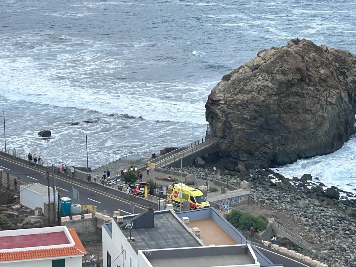 Tragedia en Tenerife: Dos muertos y 15 heridos por golpes de mar