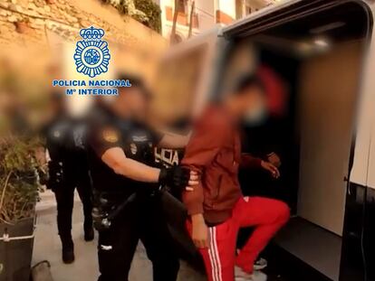 La Policía Nacional detiene a 43 personas y desmantela un grupo criminal dedicado a la explotación laboral de migrantes.