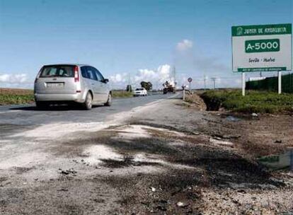 Imagen del lugar donde se ha producido el accidente de Huelva, en el kilométrico 2,500 de la carretera A-5000.