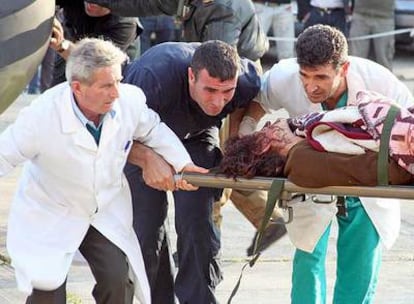 Sanitarios albaneses trasladan a uno de los heridos por la explosión a un hospital de Tirana.