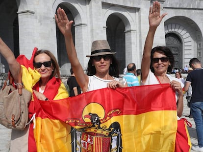 Pro-Franco protesters do the fascist salute.