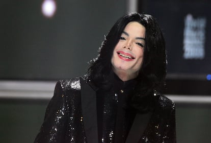 MICHAEL JACKSON - Los caminos del rey y la reina del pop guardan muchas similitudes: el impacto musical tanto de Michael Jackson como de Madonna es incontestable, pero los acercamientos al cine de ambos fueron cuestionados y no acabaron de funcionar. Él debutó en la gran pantalla como el Espantapájaros de ‘The wiz’, una versión de ‘El mago de Oz’ que hoy en día es un clásico de culto, pero la crítica y el público de 1978 le dieron la espalda. La combinación de musical, videoclips y documental en ‘Moonwalker’ triunfó en ventas en VHS pero no fue estrenado en los cines de Estados Unidos (sí en los de Europa). “Delirio de Michael Jackson solo apto para sus seguidores”, dijo una de las críticas. Otra de sus apuestas fue ‘Ghosts’, un fallido mediometraje (¿o quizás un videoclip demasiado largo?) con la firma de Stephen King que se presentó en el Festival de Cannes y en el que el artista da vida a cinco personajes. ¿Lo recuerda usted, si no es admirador acérrimo de Jackson? Pues eso.