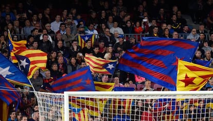 Esteladas en un partido del Barça.