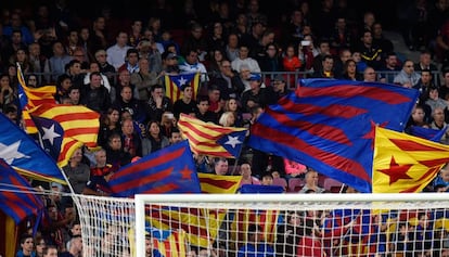 Esteladas en un partido del Bar&ccedil;a. 