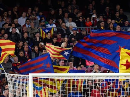 Esteladas en un partido del Bar&ccedil;a. 