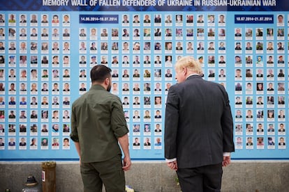 Boris Johnson y Volodímir Zelenski visitan el Muro de la Memoria de los Defensores Caídos de Ucrania, este viernes.