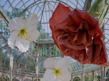 Vista de la instalación de Petrit Halilaj, ‘A un cuervo y los huracanes que, desde lugares desconocidos, traen de vuelta olores de humanos enamorados’, en el Palacio de Cristal del Retiro (Museo Nacional Centro de Arte Reina Sofía