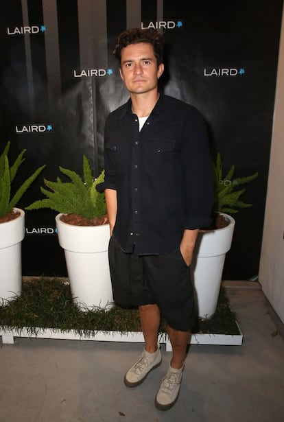 ¿Quien dice que no se puede ir a los eventos en bermudas y zapatillas? El actor Orlando Bloom tampoco lo ha oído, pero ha tenido la prudencia de no parecer un ricachón en pleno éxtasis náutico. La clave está en el patrón del pantalón, la textura de la camisa y el diseño de los zapatos. Ninguno de los tres son previsibles. Bien por ti, Orlando.