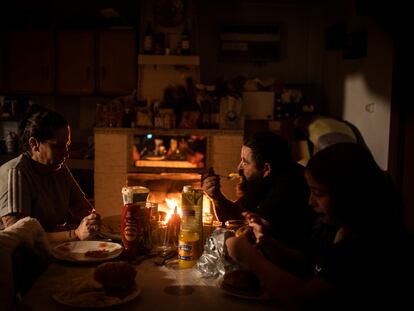 DVD 1074 (30/09/2021) 
Rocío y su marido Jesús junto a Jonny, el hijo menor, cenan en su casa de la Cañada Real con la luz y el calor de la lumbre. Su vivienda está situada en la parte del sector 6 denominada "camino de tierra sin asfaltar", donde se están procediendo a los primeros derribos.
David Expósito