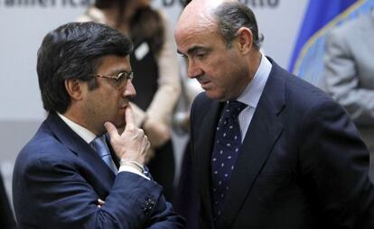 El ministro de Economía, Luis de Guindos, conversa con el presidente del Banco Interamericano de Desarrollo, Lulis Alberto Moreno.