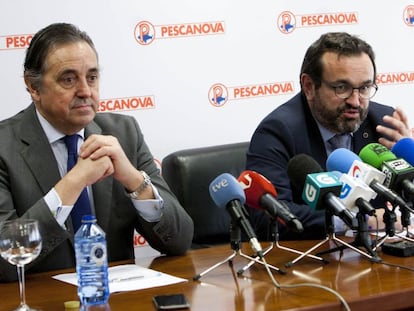 El nuevo consejero delegado de Nueva Pescanova, Ignacio Gonz&aacute;lez (derecha), junto al nuevo presidente, Jacobo Gonz&aacute;lez-Robatto, en Redondela (Pontevedra) el 25 de febrero de 2016. 