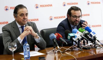 El nuevo consejero delegado de Nueva Pescanova, Ignacio González (derecha), junto al nuevo presidente, Jacobo González-Robatto, en Redondela (Pontevedra) el 25 de febrero de 2016.