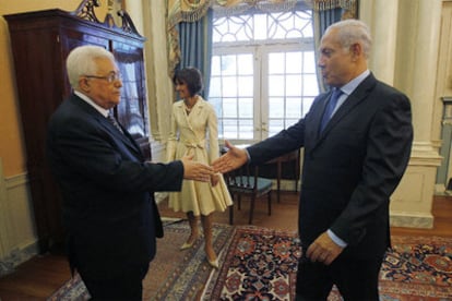 El presidente de la Autoridad Palestina, Mahmud Abbas (izquierda) y el primer ministro israelí, Benjamin Netanyahu, se saludan en Washington.