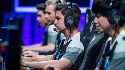 Jugadores profesionales de &#039;League of Legends&#039; compitiendo en la liga europea profesional.