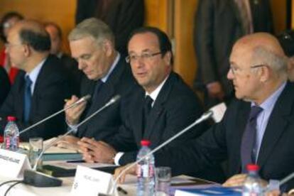 El presidente francés, François Hollande (2-d); el ministro de Trabajo, Empleo y Diálogo Social, Michel Sapin (d); y el primer ministro, Jean-Marc Ayrault. EFE/Archivo