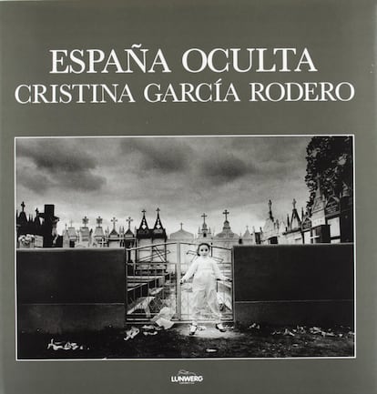 Esta recopilación es todo un compendio gráfico del folclore español. La serie de imágenes refleja elementos rituales con un tono enigmático, medio burlesco, y muestra la pura expresión de la fe religiosa y el papel de los toros en las diversas celebraciones regionales españolas.