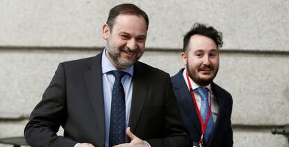 El ministro de Transporte, Movilidad y Agenda Urbana, José Luis Ábalos (i), a su llegada al pleno del Congreso de los diputados en Madrid.