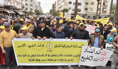 Manifestantes protestan ante un tribunal de Rabat por el proceso judicial contra cuatro periodistas el pasado mes de enero.