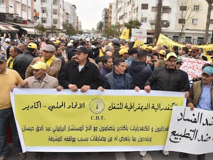Manifestantes protestan ante un tribunal de Rabat por el proceso judicial contra cuatro periodistas el pasado mes de enero.
